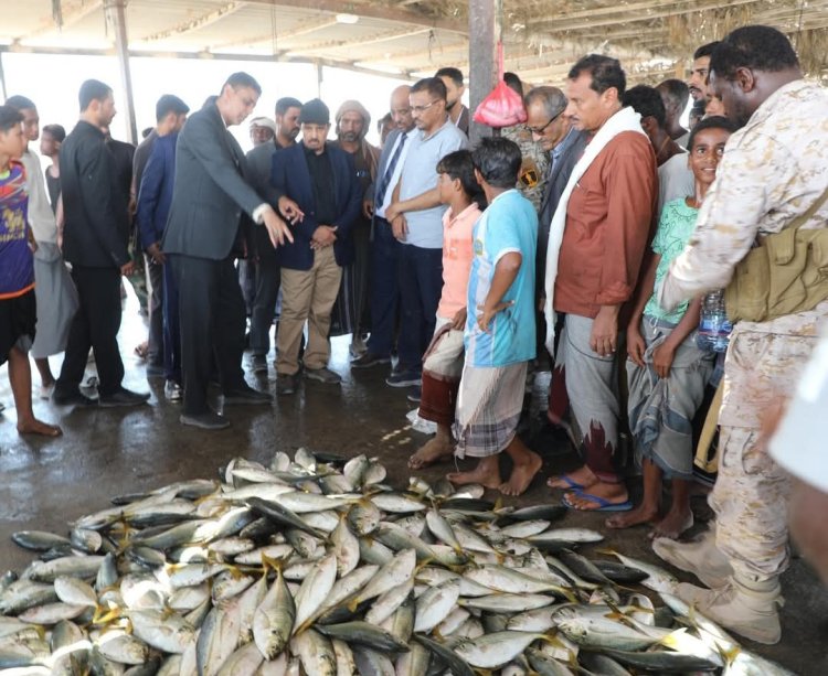 محافظ حضرموت يطلع على مستوى الإنجاز في مشروع مركز الانزال السمكي بمنطقة الريدة الشرقية