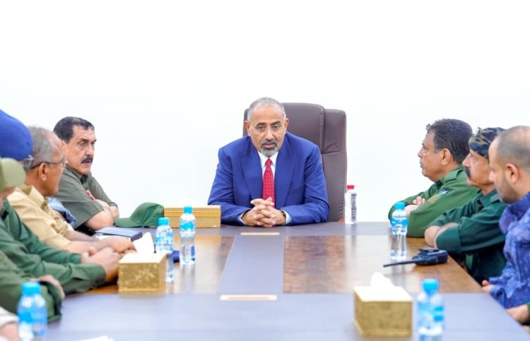 الرئيس الزُبيدي يزور شرطة العاصمة عدن ويطّلع على سير العمل في إداراتها