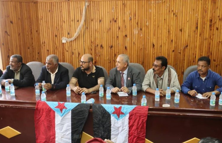 فريق التوجيه والرقابة الرئاسي يعقد لقاءً مع أبناء مديرية الريدة وقصيعر