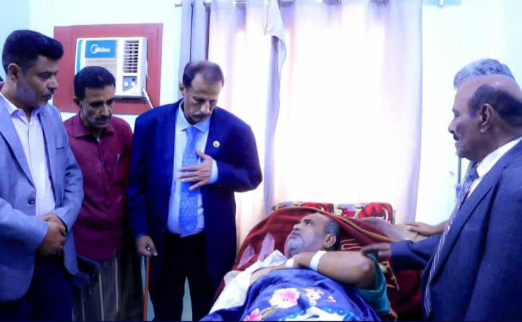 فريق التوجيه والرقابة الرئاسي يزور مستشفى الشيخ محمد بن زايد التعليمي بمدينة عتق