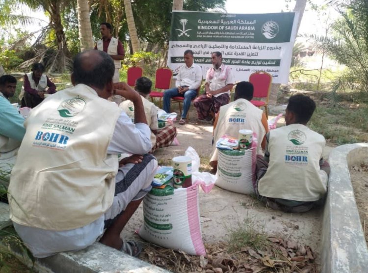 العطيشي يدشّن توزيع البذور للمزارعين بمديرية غيل باوزير ضمن مشروع الزراعة المستدامة المموّل من مركز الملك سلمان