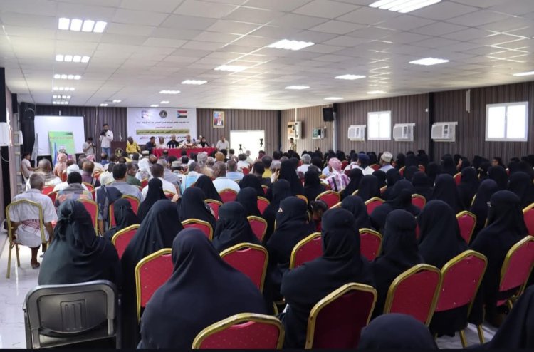 فريق التوجيه والرقابة الرئاسي يعقد لقاءً حاشدًا بالقيادة المحلية ومراكز الانتقالي واللجان المجتمعية بالمكلا