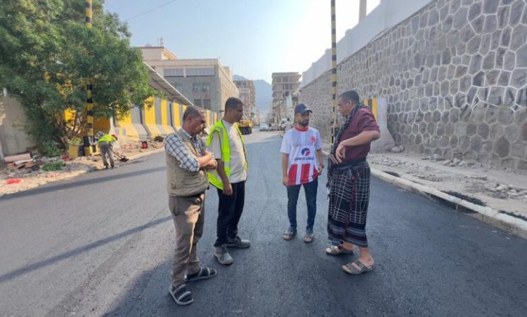 مدير صيرة يطلع على أعمال سفلتة خط البنك المركزي بعدن