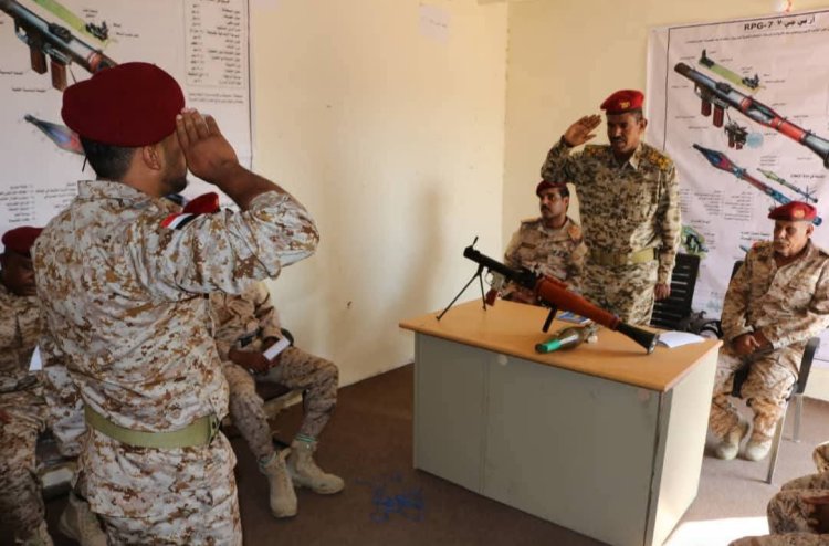 العميد "الذيباني" يفتتح دورة سلاح القاذفة الصاروخية الآر بي جي ٧ التخصصية بمعسكر الجبال السود في "لبنة بارشيد"