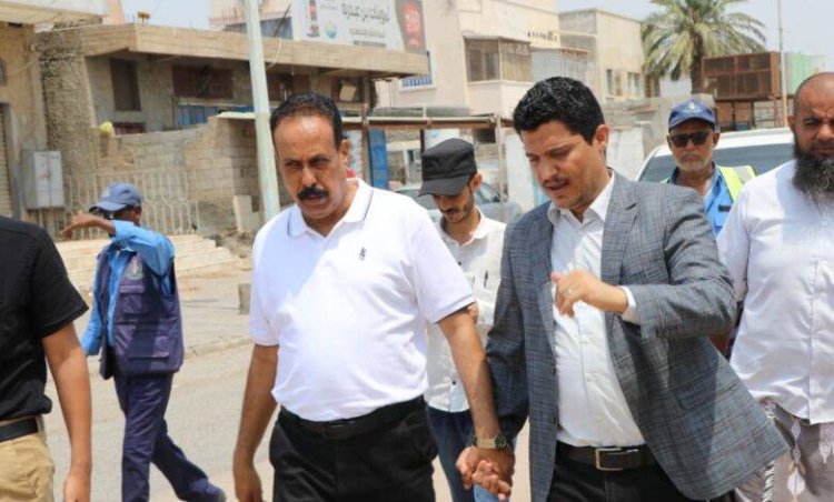 الشوبجي والعقربي خلال نزولهما لتفقد طرقات وشوارع مديرية البريقة