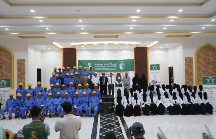 مركز الملك سلمان للإغاثة يسلم 80 حقيبة مهنية لدعم مشاريع الشباب في وادي حضرموت