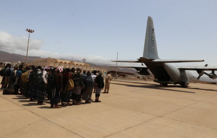 القوات المشتركة تسير رحلة طيران لنقل طلاب الكلية الجوية من أبناء سقطرى إلى سيئون