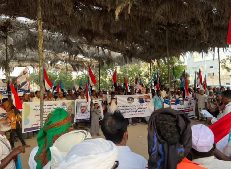 تريم تشهد وقفة جماهيرية حاشدة تأييدًا لقرارات الرئيس الزُبيدي