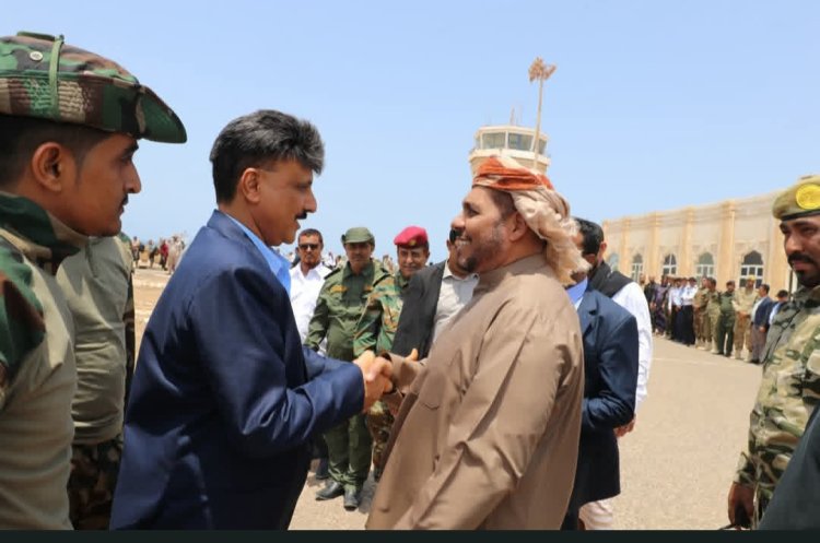 المحافظ الثقلي يستقبل قائد القوات الخاصة اللواء فضل باعش في مطار سقطرى الدولي