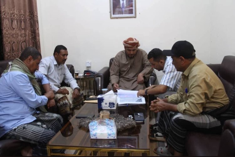 محافظ سقطرى يناقش إجراءات تسوير أراضي الدولة المخصصة للمصلحة العامة