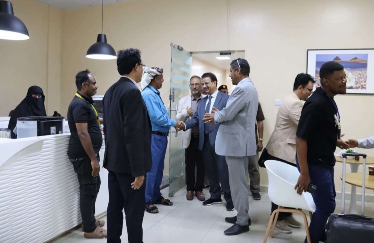 فريق التوجيه والرقابة الرئاسي يزور مطار سقطرى الدولي