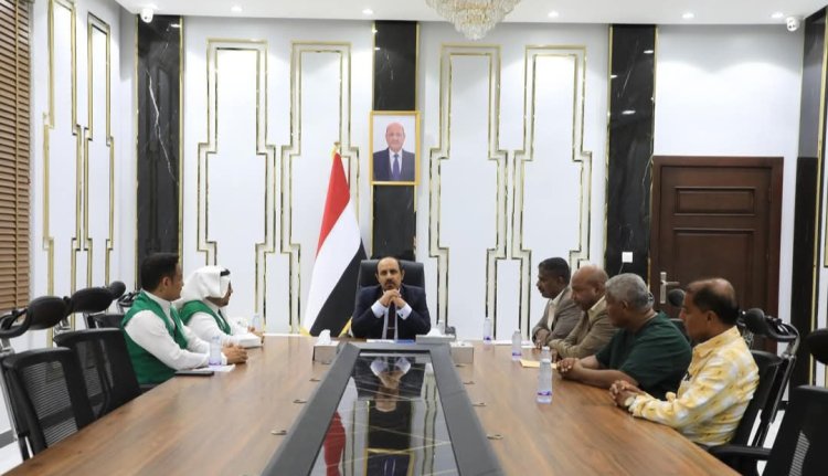 محافظ حضرموت يبحث مع مدير مكتب البرنامج السعودي جوانب تفعيل الأنشطة الشبابية والرياضية