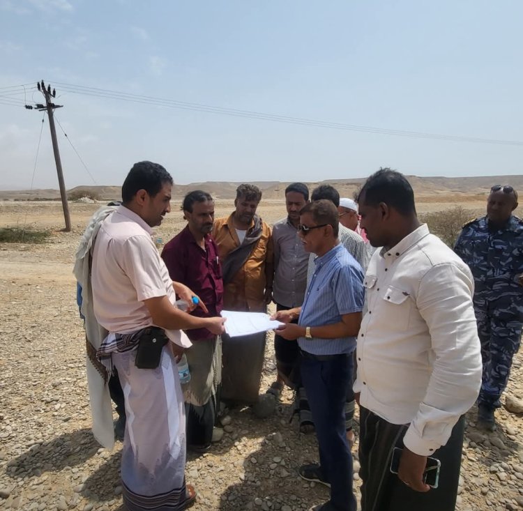 السلطة المحلية بالشحر تسلم موقع مشروع إنشاء خزان برجي في منطقة عيص خرد للمقاول المنفذ