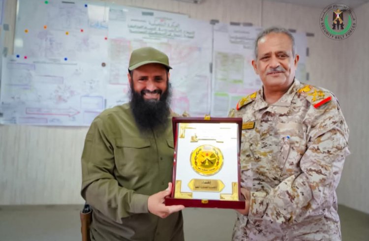 الأكاديمية العسكرية العليا تُكرم العميد الوالي بدرع الدرجة الأولى تقديرًا لجهوده الأمنية المتميزة