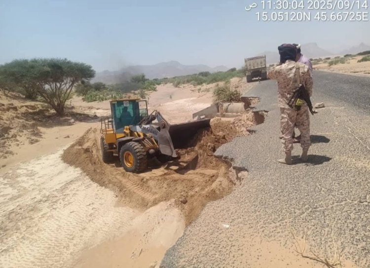 مؤسسة الطرق والجسور بشبوة تواصل أعمال الصيانة الطارئة على طريق عتق – بيحان – حريب لاستعادة حركة المرور الآمنة