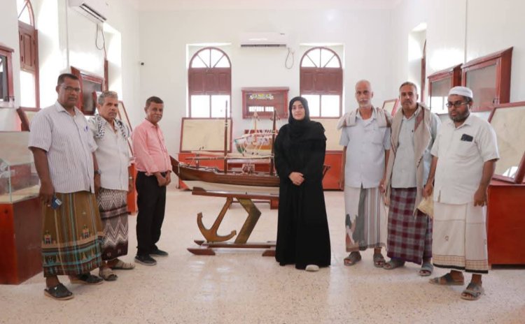 مدير عام مكتب الثقافة بساحل حضرموت و مدير عام الشحر يتفقدان التجهيزات الأخيرة لافتتاح المتحف البحري بمدينة الحامي