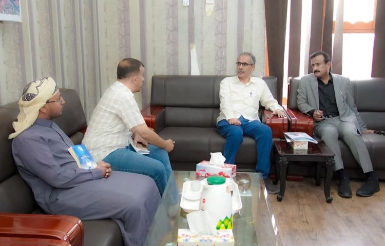 محافظ شبوة يطلع على تقرير إنجازات مديرية عتق ويثمن التطورات المهمة في المديرية