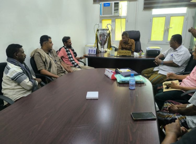 المدير العام لمديرية الشحر يلتقي بالهيئة الإدارية لفريق الزهرة الرياضي ويشيد بالانجازات الكروية للفريق