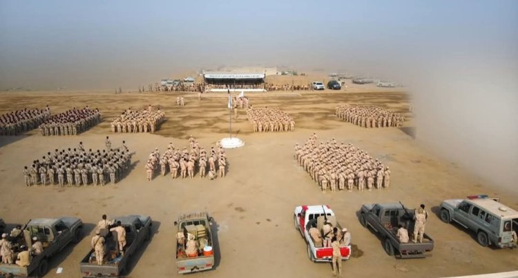 بحضور وزير الدفاع.. وحدات رمزية من قوات العمالقة الجنوبية تنظم عرضًا عسكريًّا مهيبًا