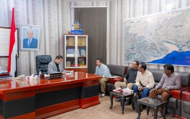 محافظ شبوة يوجه باستكمال الدراسات الفنية وإطلاق مشاريع تنموية في مديرية رضوم