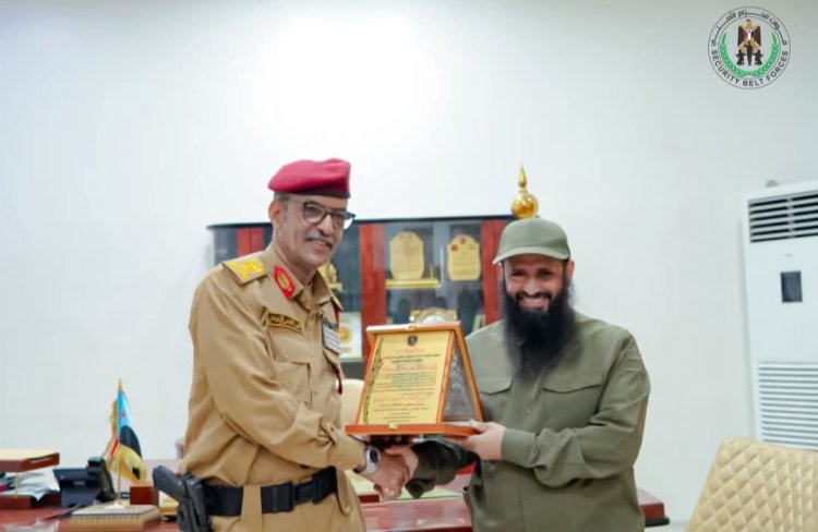 بتوجيهات الرئيس الزبيدي.. تكريم القيادة العامة لقوات الحزام الأمني على مواقفهم الإنسانية والوطنية