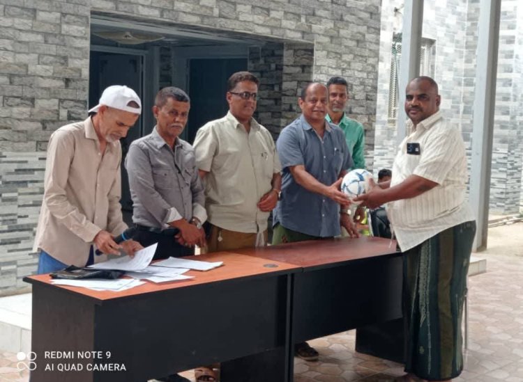 السلطة المحلية بالشحر ومكتب التربية يدشنان تسليم كرات قدم مقدمة من FIFA لمدارس المديرية