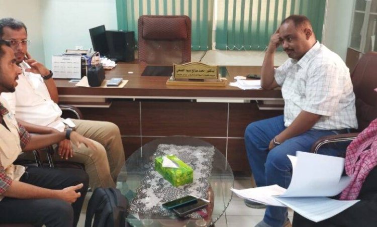 الجمحي يطلع على مخرجات المخيم الطبي لأمراض العيون المجاني الذي نفذته منظمة بيور هاندز بالمكلا