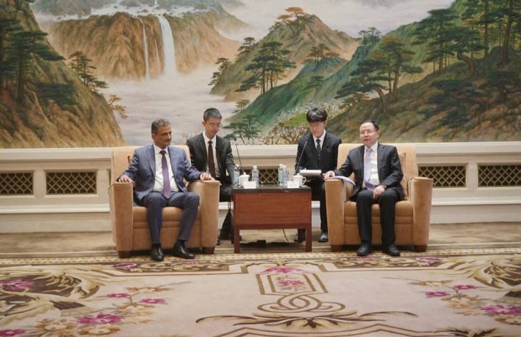 وزير الدولة محافظ عدن يبحث مع مسؤول صيني سبل تعزيز العلاقات الثنائية