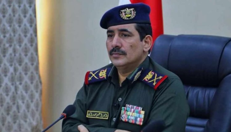 وزير الداخلية يشيد بضبط أحد المتهمين في جريمة اغتيال مديرة صندوق النظافة بمحافظة تعز