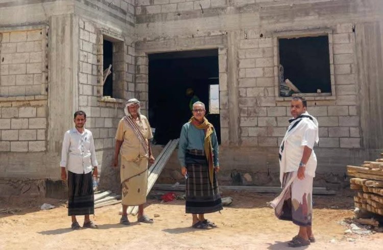 مدير عام مديرية عتق يتفقد مشاريع تنموية وصحية ويُدشن أعمال مركز الإصدار الآلي