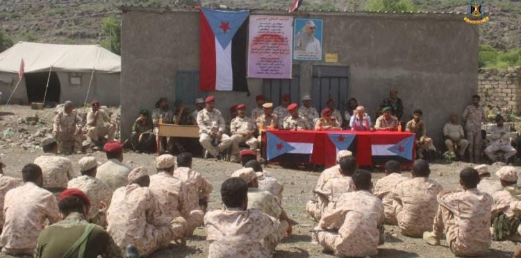 في إطار خطة النزولات الميدانية.. رئيس العمليات المشتركة بمحور الضالع يلتقي بقيادة اللواء الأول مشاة ويُلقي محاضرة توجيهية