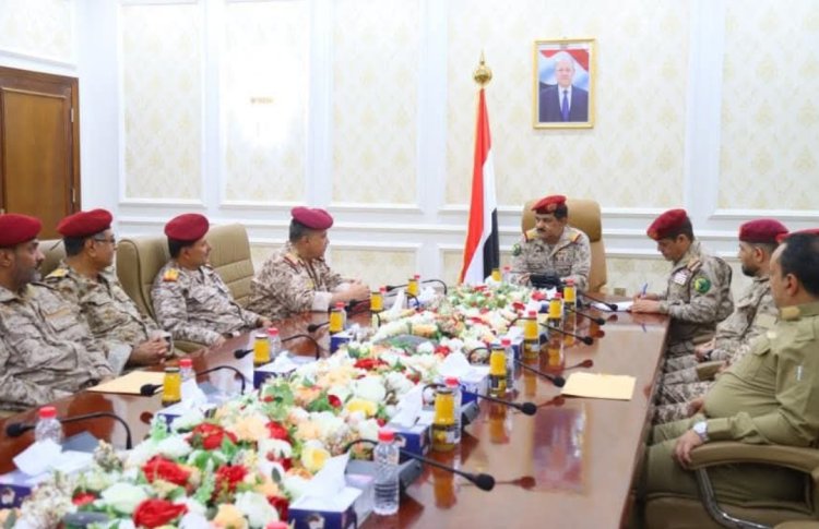 وزير الدفاع يعقد اجتماعاً بقيادة محور تعز والوحدات التابعة له