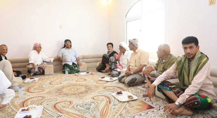 محافظ حضرموت يقدم التعازي في وفاة الفقيد صلاح بن سالم باذياب