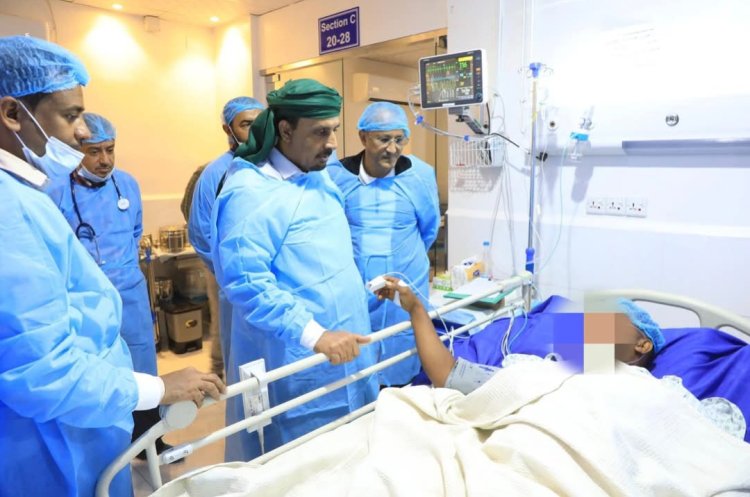 محافظ حضرموت يطمئن على حالة الناجين من أسرة آل باحنبص بحادث عقبة عبدالله غريب