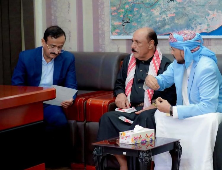 محافظ شبوة يؤكد على ضرورة حماية الثروة السمكية وإيقاف التجريف والصيد الجائر