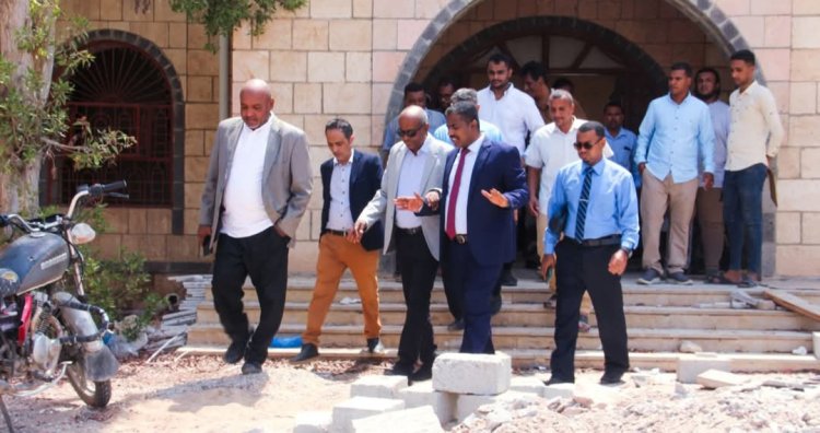 الخليفي يتفقد أعمال الصيانة في الصالة الرياضية المغلقة بالمكلا