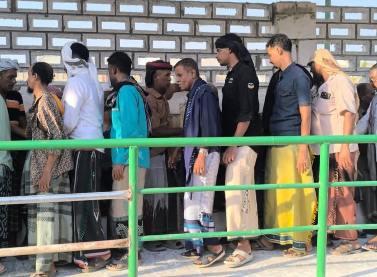 في موكب جنائزي مهيب.. الشحر تودع ضحايا الحادث الأليم إلى مثواهم الأخير بمقبرة بن جوبان