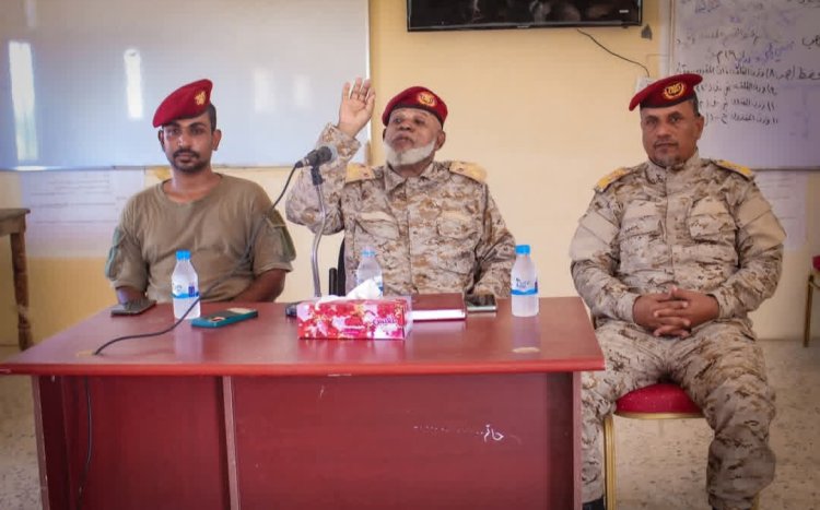 العميد "باخيرالله"  يلقي محاضرة توجيهية عن تحييد المؤسسة العسكرية بعيداً عن الحزبية والسياسية والمناطقية والقبلية بلواء الريان في المكلا