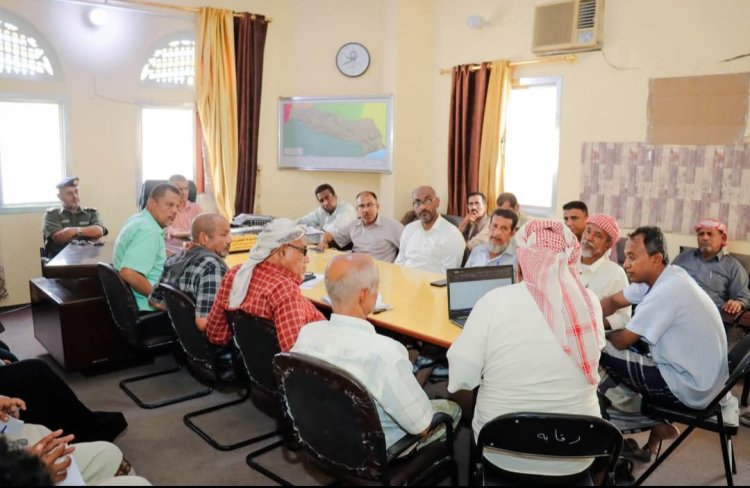 في دورته الثامنة.. المكتب التنفيذي بمديرية غيل باوزير يناقش تقارير هيئة الأراضي ومؤسسة الاتصالات