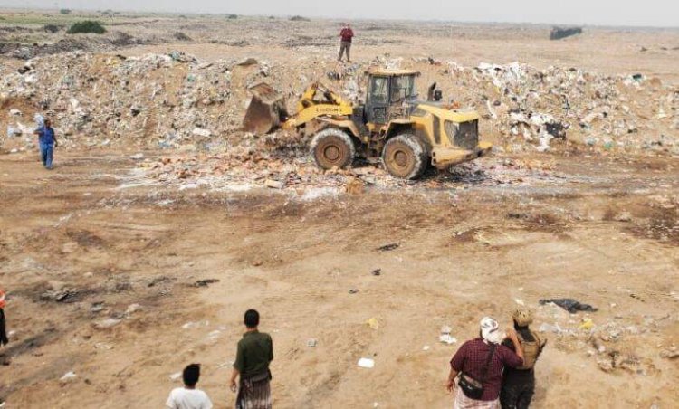 نيابة الصناعة بالعاصمة عدن تتلف ٨٥٦ كرتون مستحضرات تجميل منتهية الصلاحية