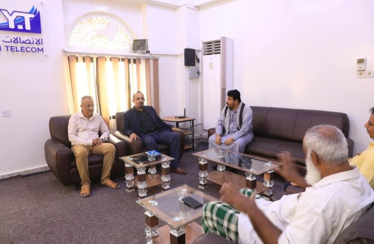 محافظ حضرموت يتفقّد العمل بمؤسسة الاتصالات ويشدد على أهمية تطوير الخدمة للمواطنين