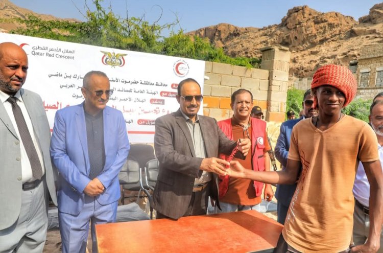 محافظ حضرموت يدشّن مشروع تحسين سبل العيش ودعم الصيادين بمدينة بروم