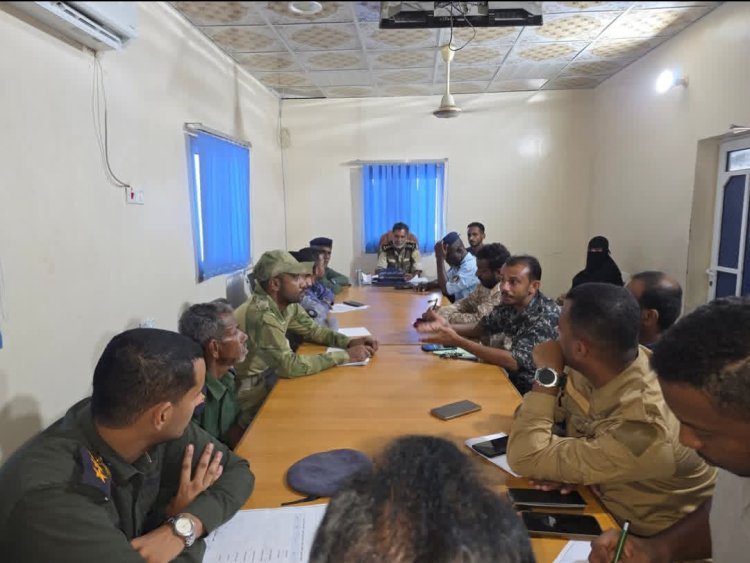 مدير أمن الشحر يترأس اجتماعًا موسعًا لمناقشة الحالة الأمنية في المديرية