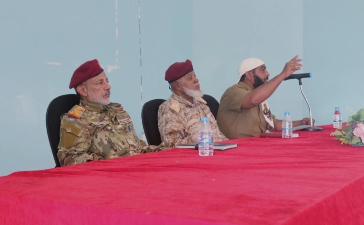 شُعبة التوجية المعنوي بالمنطقة العسكرية الثانية تنظم محاضرة عن تحييد المؤسسة العسكرية بمقر قيادة المنطقة في المكلا