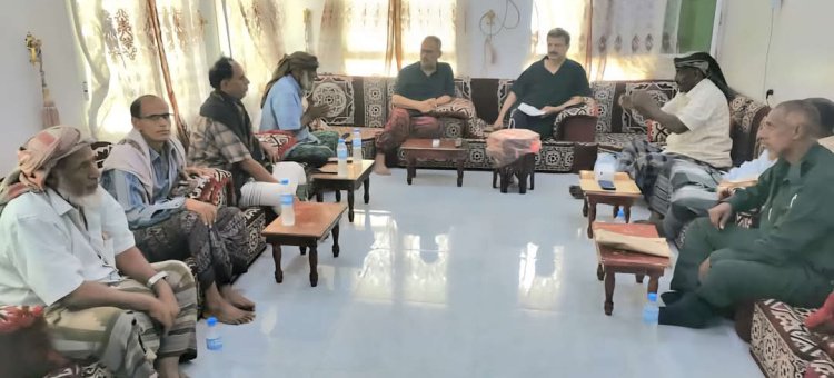 فريق التوجيه والرقابة الرئاسي يلتقي مشايخ ووجهاء مركزي جوه ومومي بمحافظة سقطرى