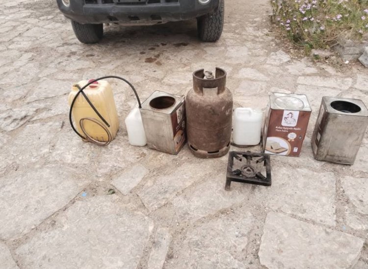 الأجهزة الأمنية بالمكلا تضبط مصنعاً للخمر وتعتقل شخصين