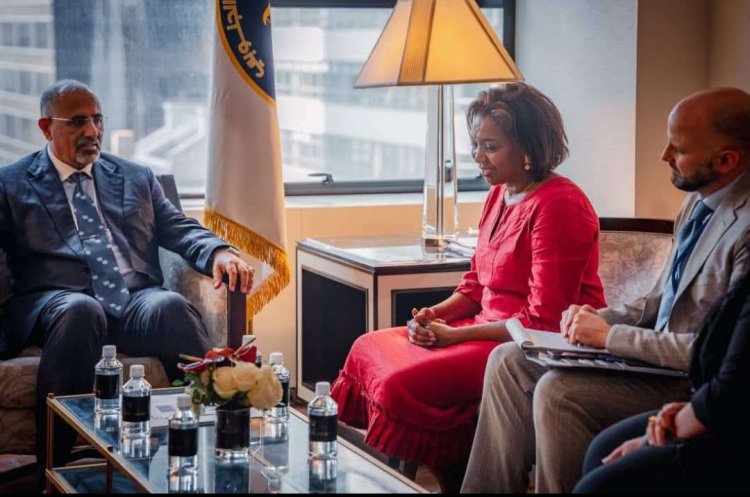 الرئيس الزُبيدي يبحث مع مسؤولة رفيعة في برنامج الأغذية العالمي سُبل تعزيز المساعدات الإنسانية لبلادنا