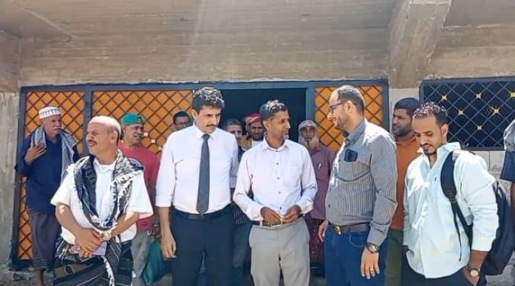 وكيل وزارة الشباب والرياضة يطلع على سير العمل ويشرف على تسليم عشب ملعب الصمود بالضالع