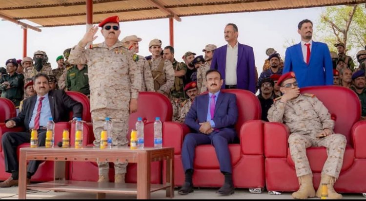 وزير الدفاع ومحافظ شبوة يتفقدان جاهزية الوحدات العسكرية والأمنية ويؤكدان على تعزيز القدرات القتالية.