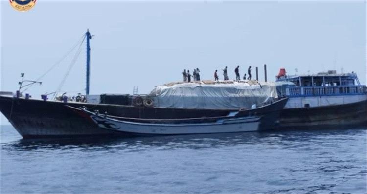 خفر السواحل يوقف مهاجرين غير شرعيين ويضبط شحنة سماد مهربة